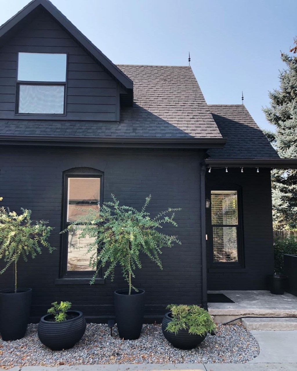 Picture of: Chic Black Houses – All-Black Exteriors For Your Next Repaint