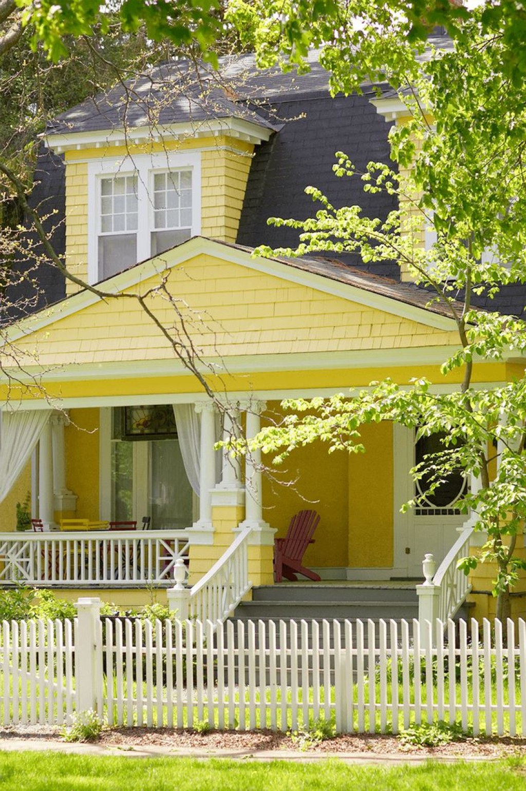 Picture of: Colors that compliment Yellow  Exterior house colors, Yellow